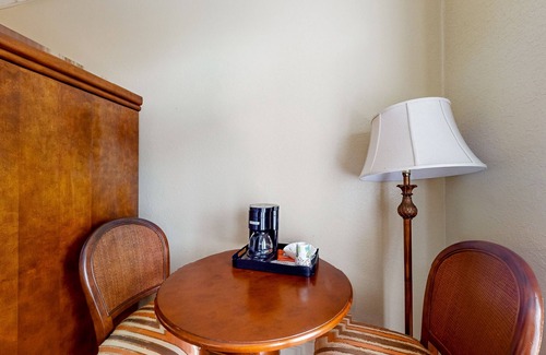 Naples House | Breezy studio with game room, heated pool, restaurant, tennis, BBQ, gym, W/D, AC
