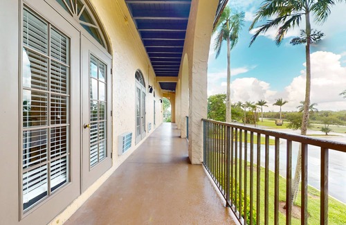 Naples House | Breezy studio with game room, heated pool, restaurant, tennis, BBQ, gym, W/D, AC