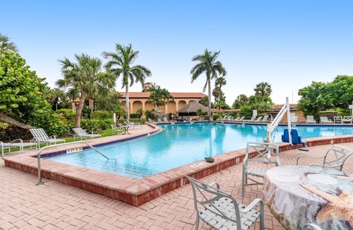 Naples House | Breezy studio with game room, heated pool, restaurant, tennis, BBQ, gym, W/D, AC