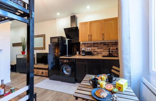 Salon-de-Provence Apartment | Bricks Industry Hyper Centre Fontaine Moussue