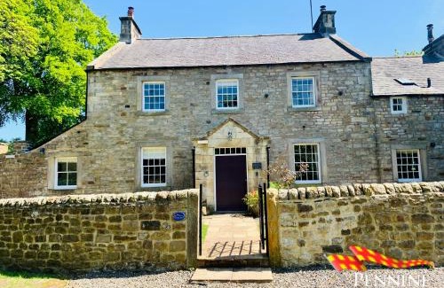 Haltwhistle House | Bridge End House - Country House & Private River Bank