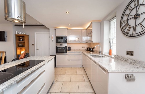 Keswick Cottage | Bridge House Apartment 1 - an apartment that sleeps 6 guests in 3 bedrooms