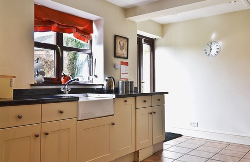 Ashby Woulds Cottage | Bridge House is an attractive property with a four poster bed, electric woodburner and a hot tub.