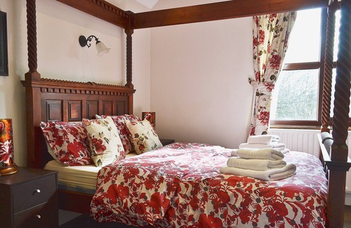 Ashby Woulds Cottage | Bridge House is an attractive property with a four poster bed, electric woodburner and a hot tub.