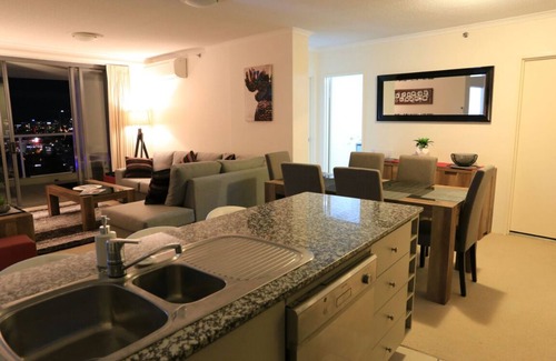 Brisbane Central Business District Apartment | Bridge & River View