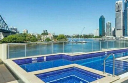 Brisbane Central Business District Apartment | Bridge & River View