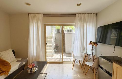 Sunset Apartment | Bright 1-Bedroom Garden Suite, Sleeps 4, Near Downtown & YVR