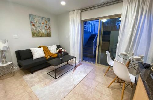 Sunset Apartment | Bright 1-Bedroom Garden Suite, Sleeps 4, Near Downtown & YVR