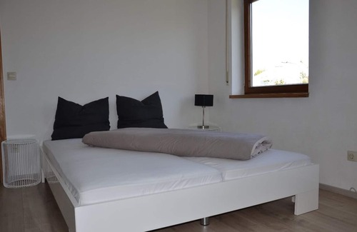 Oberteuringen Apartment | Bright 1-room apartment with garden access