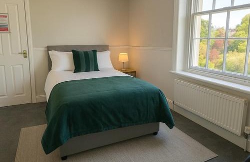 Taunton Apartment | Bright 2-Bed Top Floor Flat, Full Kitchen, Parking