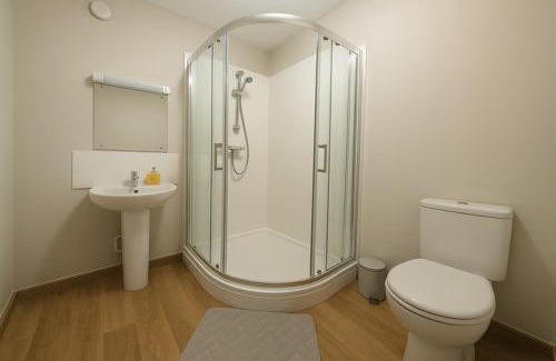 Taunton Apartment | Bright 2-Bed Top Floor Flat, Full Kitchen, Parking