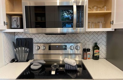Jacksonville Beach House | Bright 2-bed blks from the ocean | tranquil patio
