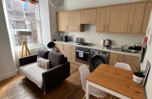 Newington Apartment | Bright 2 bedroom 1st floor flat near The Meadows