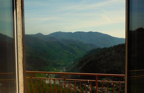 Borzonasca House | Bright 2 bedroom countryside villa between Portofino and the Cinque Terre