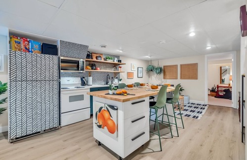 Ottawa Division House | Bright 2-Bedroom Suite | 8 Mins to DT | Newly Furnished & Cozy!