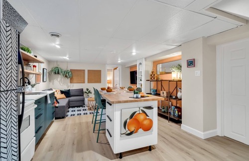 Ottawa Division House | Bright 2-Bedroom Suite | 8 Mins to DT | Newly Furnished & Cozy!