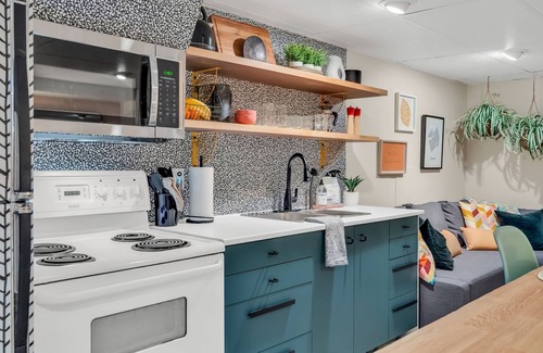 Ottawa Division House | Bright 2-Bedroom Suite | 8 Mins to DT | Newly Furnished & Cozy!