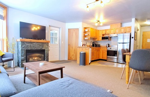 East Kootenay Condo | Bright | 2 Q Bed & Sofa Bed | Ground Floor Walk Out