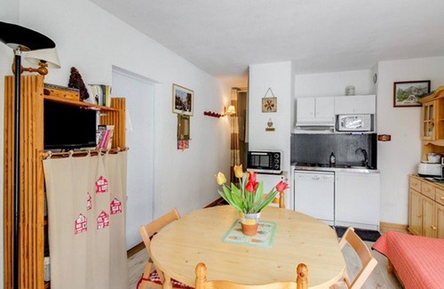 Bareges Apartment | Bright 2-room apt, sleeps 6, parking, near shops and skiing