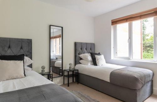 Crawley Apartment | Bright 2BR Apartment - 2 Free Parking Spaces - Near LGW Airport