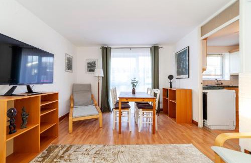 Chiswick Apartment | Bright 2BR flat off trendy Chiswick High Road