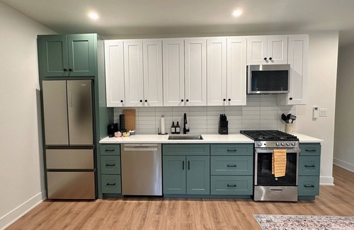 Evanston Apartment | Bright 2BR - King Bed + Desk - Near: Northwestern-Chicago-Beaches
