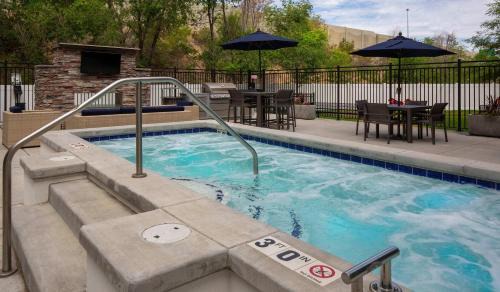 Fairpark Apartment | Bright 2BR SLC Apt Hot Tub Parking