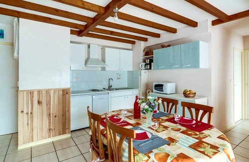 Esquieze-Sere Apartment | Bright 2BR with garden, sleeps 6, Wi-Fi, parking, pets allowed