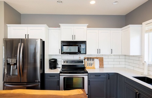 Campbell River House | Bright 3 Bedroom Home with Home Theater
