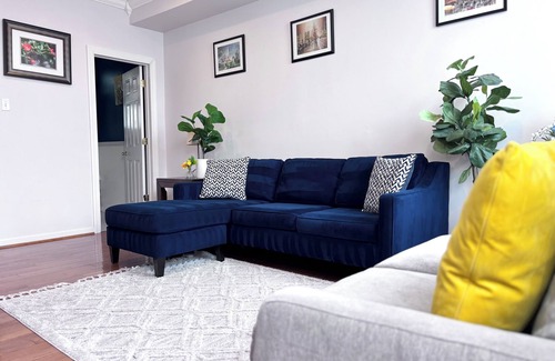 Brewerytown Apartment | Bright 3BR Apartment near Art Museum