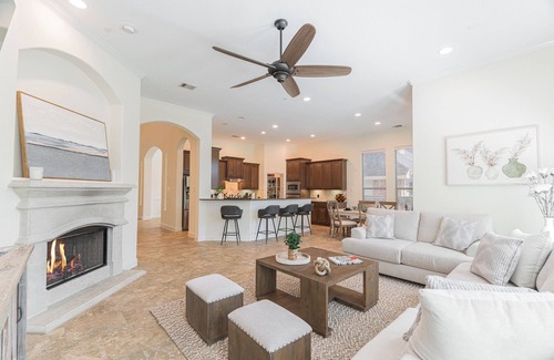 Sterling Ridge House | Bright 4 bdr w BIG backyard & Fire Pit!