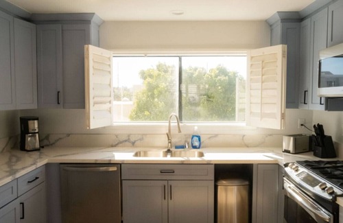 Marina Peninsula Apartment | Bright 5 bdroom 3 bath w/Rooftop Deck by the Beach
