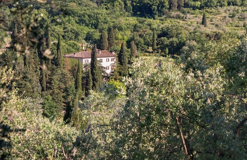 Pieve al Bagnoro Apartment | Bright 6-persons apartment in period villa, located on the outskirts of Arezzo. Infinity pool with w
