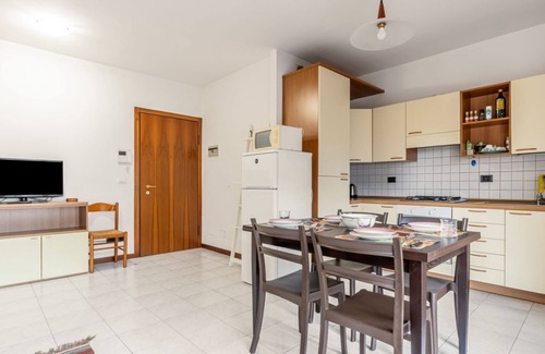 Borgo Roma Apartment | Bright 60 sqm apartment, ideal for 4 people, located on the second floor of a building with a lift (not suitable for disabled people).The accommodation is located 3 minutes on foot from the Santa Teresa park, just 3.2km from the Verona Arena and 850 mete