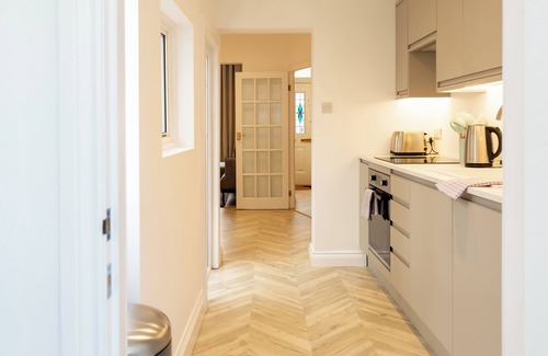 Cheltenham House | Bright & Airy 2BD - 10min walk to Centre
