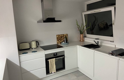 Kew Apartment | Bright and airy 2 bed flat in Kew Gardens. 5 min walk to Botanical Gardens.