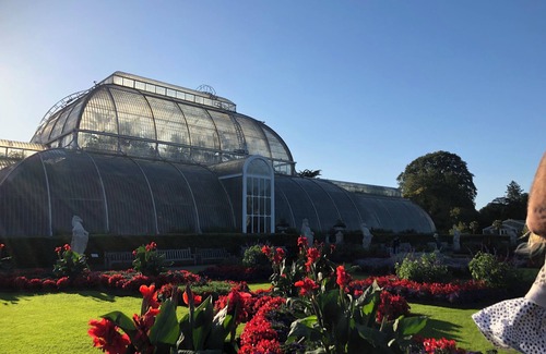 Kew Apartment | Bright and airy 2 bed flat in Kew Gardens. 5 min walk to Botanical Gardens.