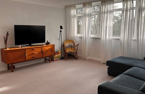 Kew Apartment | Bright and airy 2 bed flat in Kew Gardens. 5 min walk to Botanical Gardens.