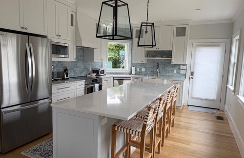 New London House | Bright and airy 4+ bedroom house, steps away from the beach!
