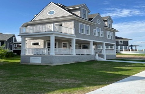 New London House | Bright and airy 4+ bedroom house, steps away from the beach!