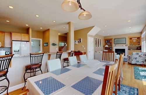 Biddeford Pool House | Bright and beautiful bayfront getaway with water access, WiFi, & washer/dryer