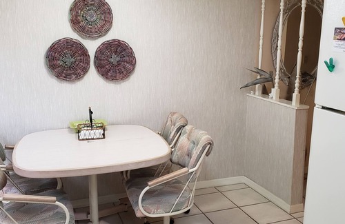Iona Condo | Bright and cheerfull condo in golf community