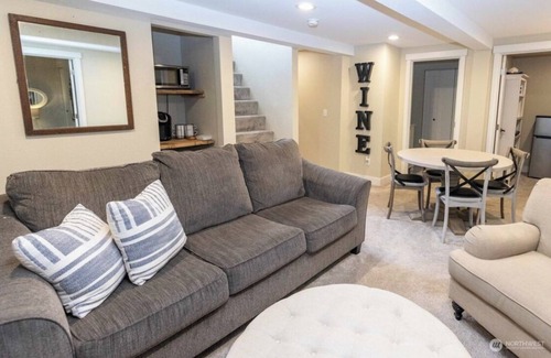 Walla Walla Apartment | Bright and Cheery 3-bedroom Basement lodging in Walla Walla