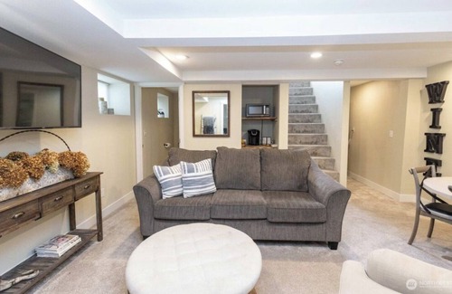Walla Walla Apartment | Bright and Cheery 3-bedroom Basement lodging in Walla Walla