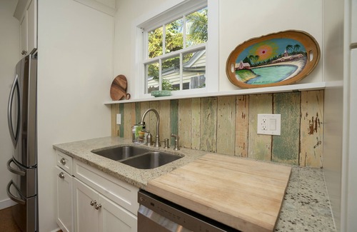 Meadows House | Bright and Comfortable 3 bedroom/2.5 bath Classic Conch in the Meadows