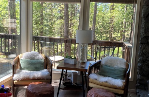 Arnold Cabin | Bright and Cozy Cabin in Blue Lake Springs