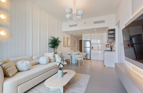 Trade Center Apartment | Bright and Exquisite 1-Bedroom in Downtown views 2