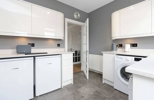 West Pilton House | Bright and modern 2 bed flat with parking and a garden you can relax in