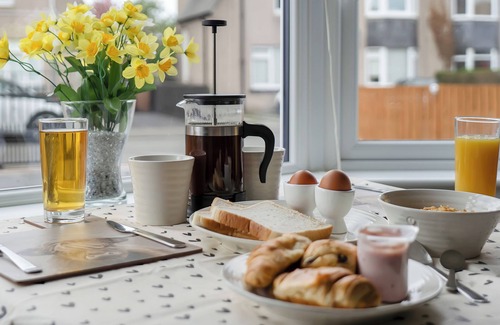 West Pilton House | Bright and modern 2 bed flat with parking and a garden you can relax in