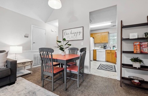 Warner Robins House | Bright and Open 3 bedroom with King Bed, Privacy Fenced Yard and Fast Wifi